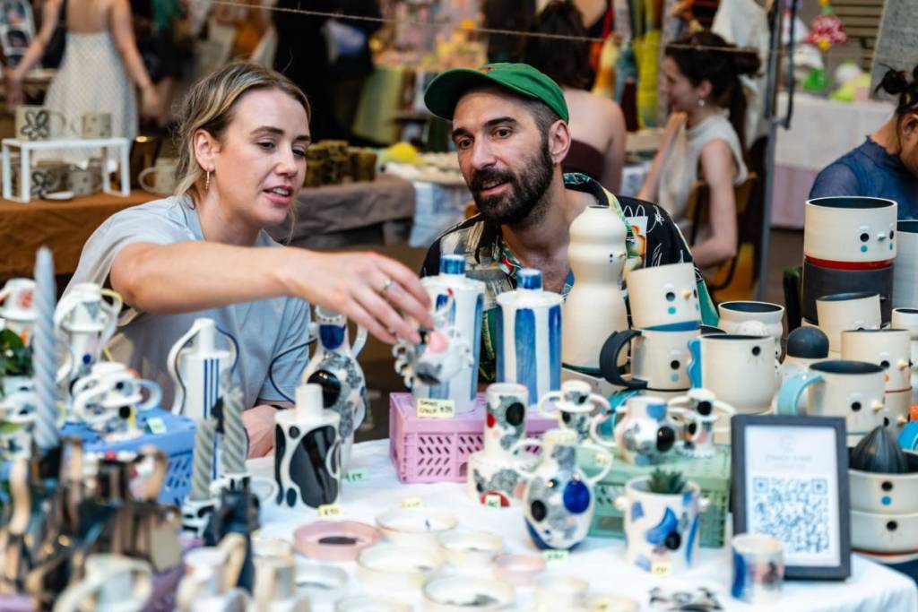 persone che guardano piccoli vasi e vasette all’Independent Ceramics Market