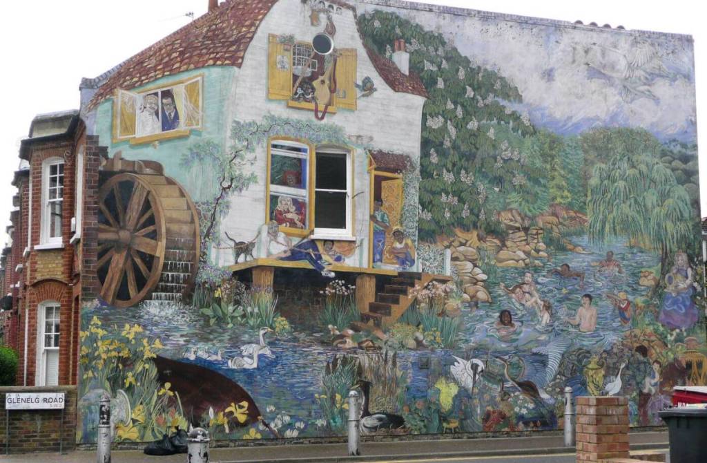 Un murale intricato trovato sul lato di una casa a Brixton