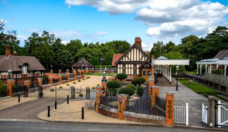 L’ex stazione ferroviaria reale della tenuta di Sandringham è stata messa in vendita – e dista meno di 3 ore da Londra