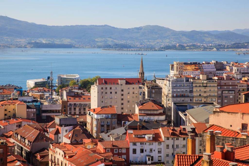Une vue sur les toits des immeubles de Santander avec l’océan en arrière-plan