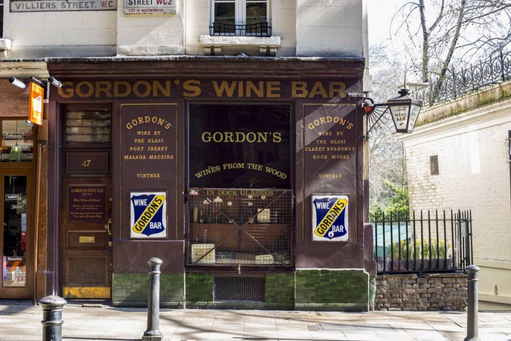 A fachada de madeira escura do Gordon’s Wine Bar