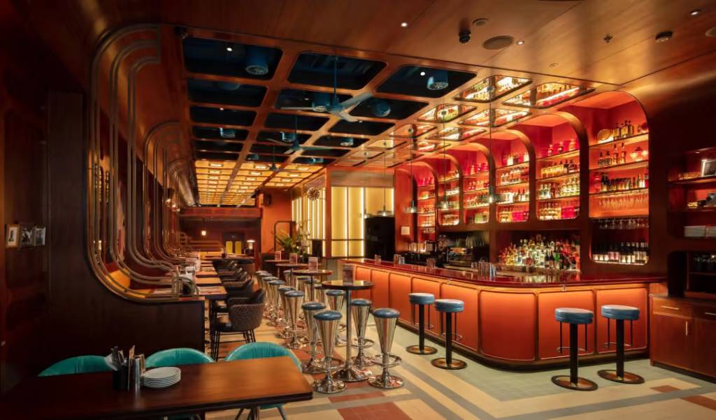 een chique restaurant- en barinterieur met een futuristische uitstraling.