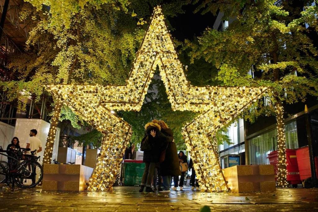 una grande installazione di luci natalizie a forma di stella nel quartiere di Fitzrovia