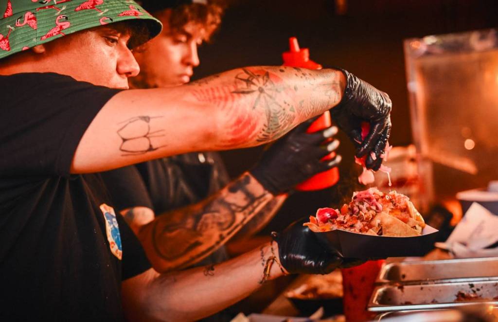 Venditori di street food che servono tacos