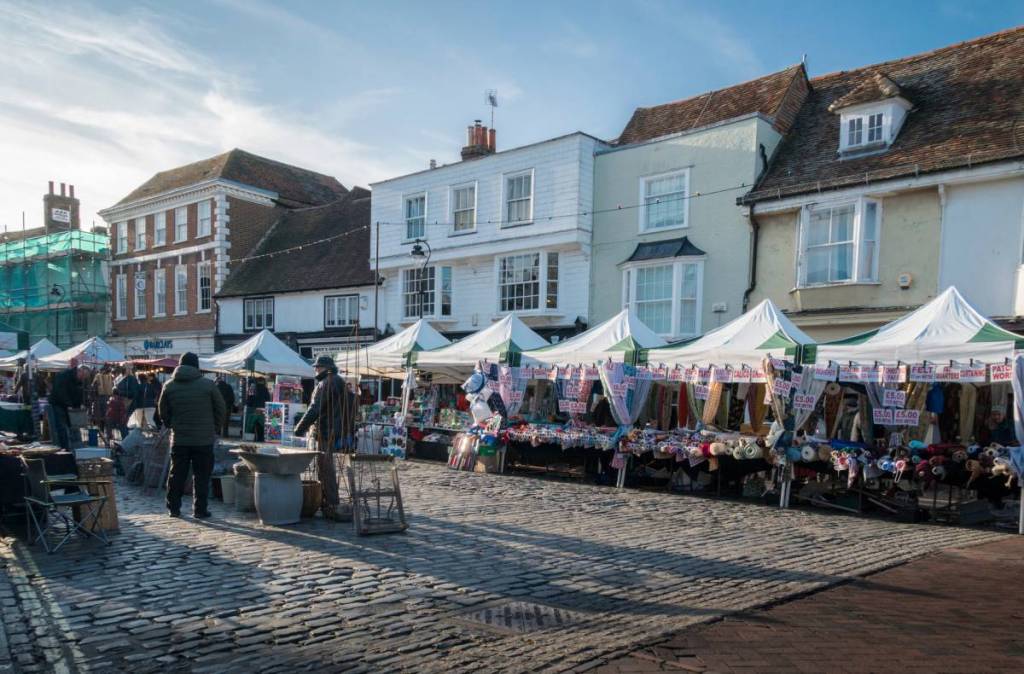 Étals du marché dans la petite ville médiévale de Faversham, dans le Kent, au Royaume-Uni