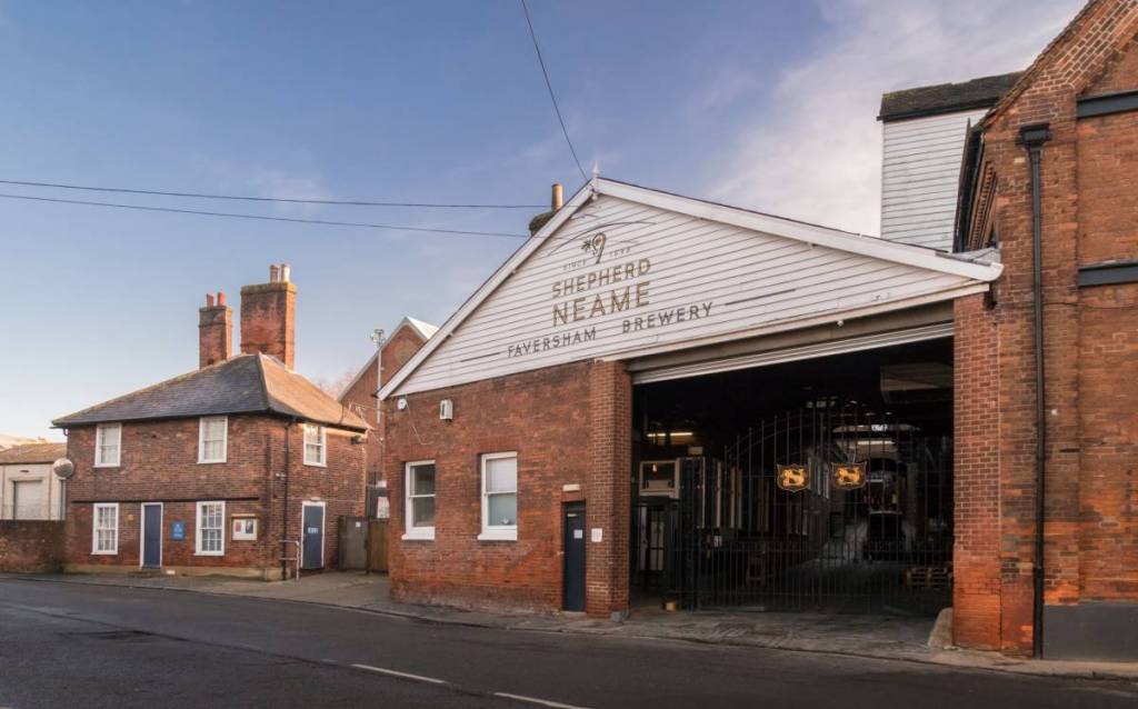 Le bâtiment de la brasserie Shepherd Neame dans la petite ville médiévale de Faversham, dans le Kent, au Royaume-Uni
