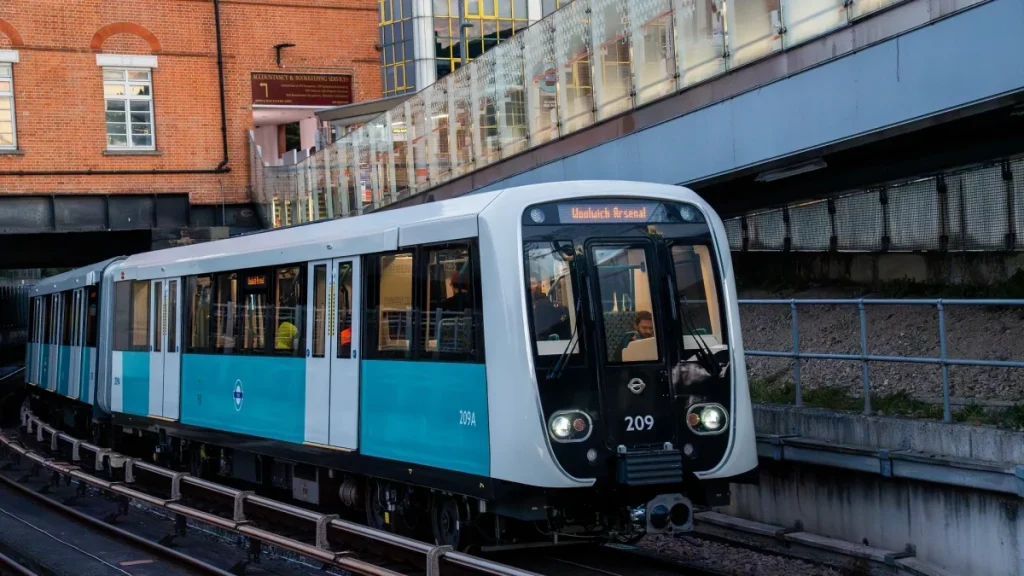 Ein neuer, hochmoderner DLR-Zug auf den Gleisen