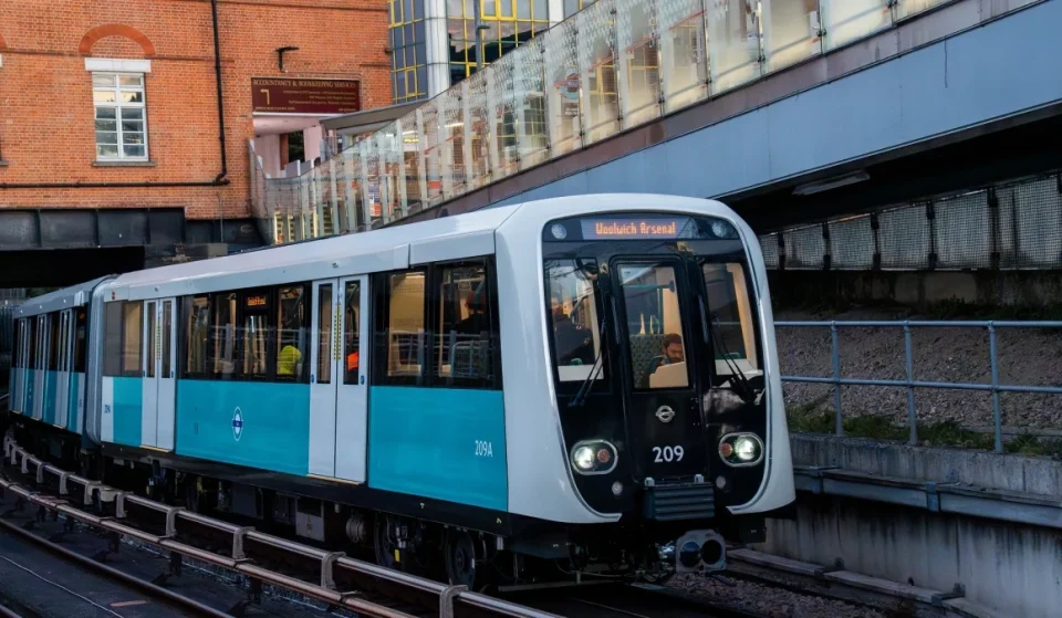 Il primo treno della nuova flotta all’avanguardia della DLR è ufficialmente tornato in servizio questa settimana: è dotato di aria condizionata, ricarica per cellulari e una capacità notevolmente aumentata
