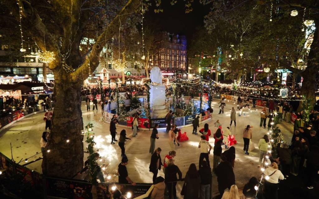 una pista di pattinaggio a Leicester Square