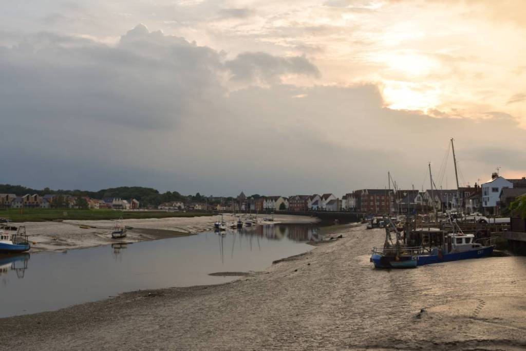 O rio que atravessa Wivenhoe ao pôr-do-sol