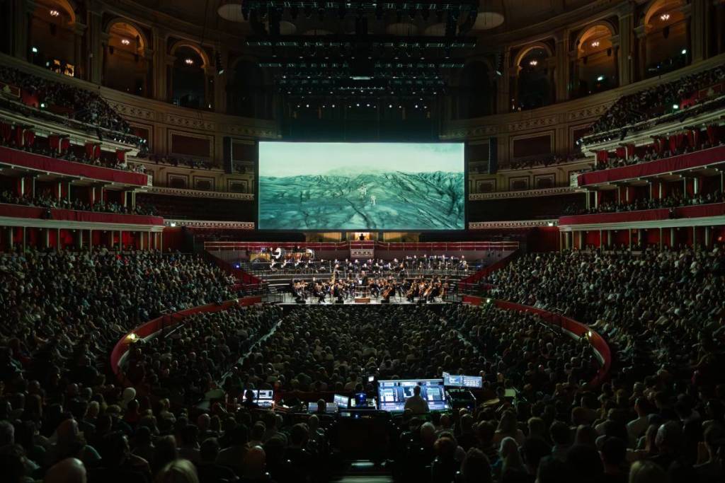 una proiezione-concerto dal vivo di “Interstellar” con un vasto pubblico che assisterà all’esibizione dell’orchestra mentre suona la colonna sonora del film, che verrà proiettato su un maxischermo