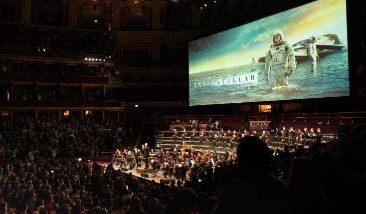 Nel 2014, Christopher Nolan ha lanciato “Interstellar” – 13 anni dopo, l’iconica colonna sonora di Hans Zimmer sta per arrivare all’O2 per una grandiosa proiezione-concerto nell’arena con la Royal Philharmonic Orchestra