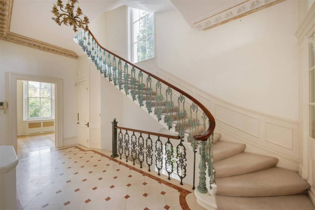 Uma escada em espiral no interior de uma moradia no norte de Londres