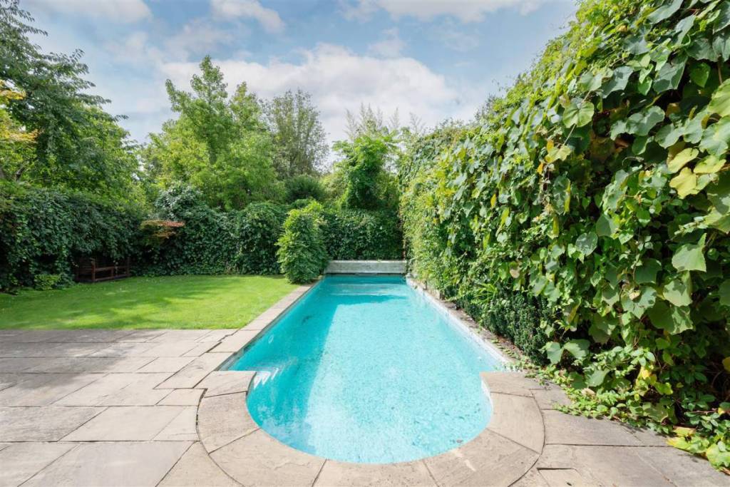 Uma piscina num jardim nas traseiras de uma casa em Londres