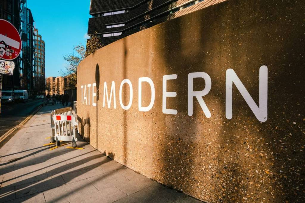 Außenbeschilderung der Tate Modern