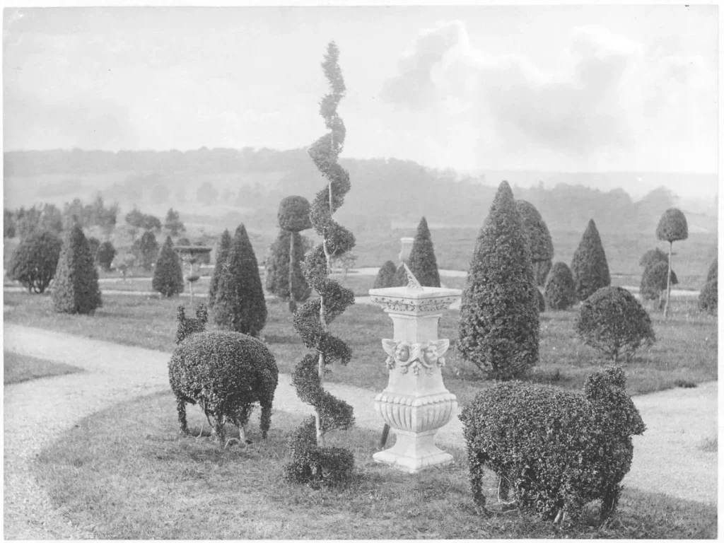 ein altes Schwarz-Weiß-Foto vom Garten von Friar Park