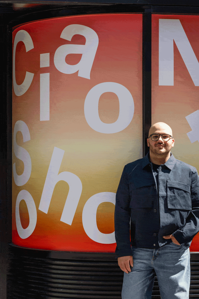 lo chef Michele Pascarella era in piedi davanti a un’esposizione stravagante con lettere disordinate che formavano la scritta “ciao soho”