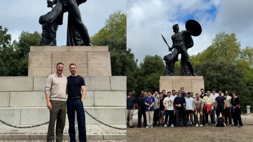 2 imagens: de um lado, dois homens em frente a uma grande estátua no Hyde Park e, à direita, um grupo de homens em frente à mesma estátua