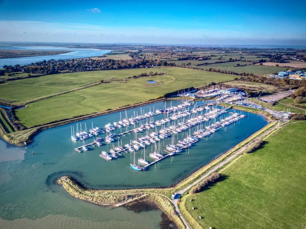 Burnham-on-Crouch, una cittadina dell’Essex con forti legami con la vela. Un grande porto turistico, numerosi ormeggi in mezzo al fiume e una serie di pontili lungo la riva ne fanno una delle migliori destinazioni velistiche dell’Essex