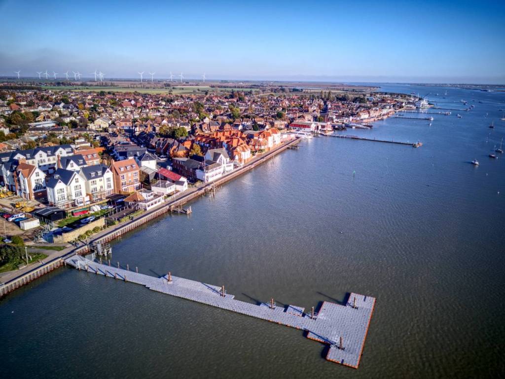 Burnham-on-Crouch, una cittadina dell’Essex con forti legami con la vela. Un grande porto turistico, numerosi ormeggi in mezzo al fiume e una serie di pontili lungo la riva ne fanno una delle migliori destinazioni velistiche dell’Essex