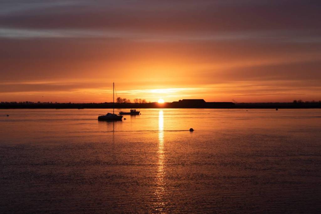 Il fiume Crouch al tramonto nell’Essex, Regno Unito