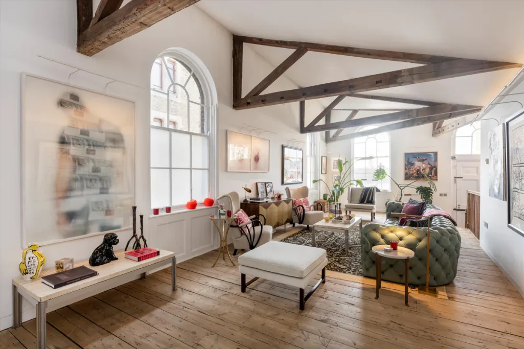 Een ruime ontvangstkamer in een Georgiaans herenhuis in Londen