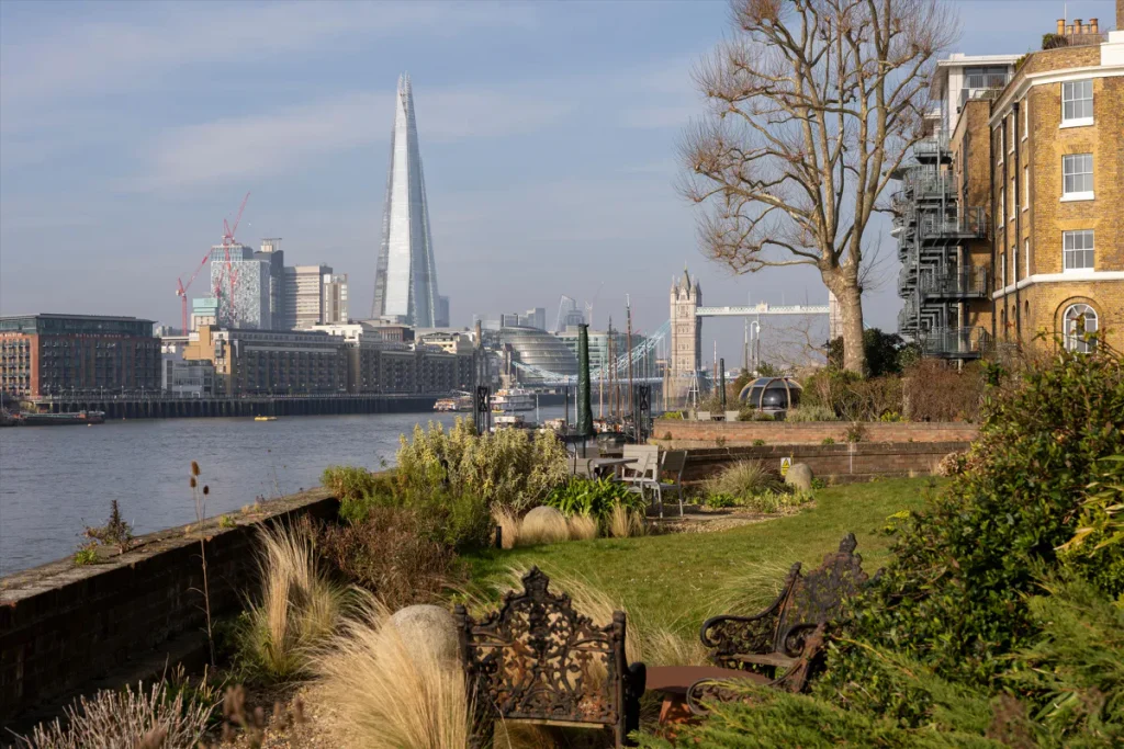 Een uitzicht vanaf de rivieroever in Wapping, met in de verte de Shard en Tower Bridge