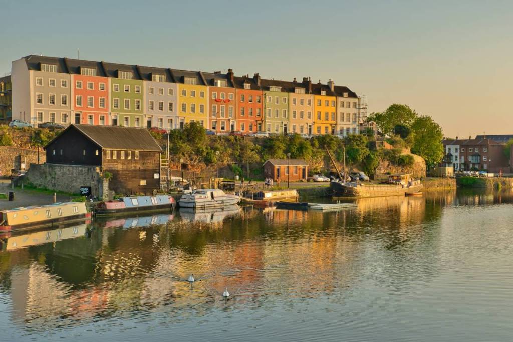 kleurrijke huizen bij de haven in Bristol, met een zachte gloed tijdens het gouden uurtje