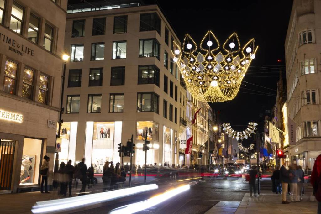 una decoración navideña inspirada en una «joya de la corona», con una enorme corona iluminada flotando sobre Bond Street