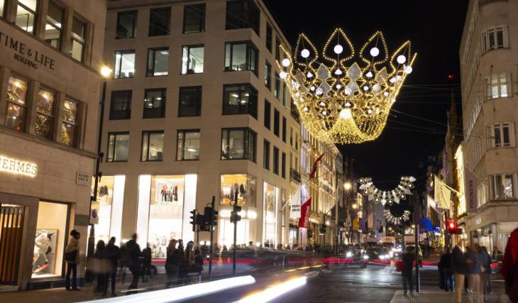 Bond Street accenderà le sue luci natalizie da re tra sole 3 settimane – e quest’anno è la tua ultima occasione per vedere l’allestimento ispirato ai Gioielli della Corona