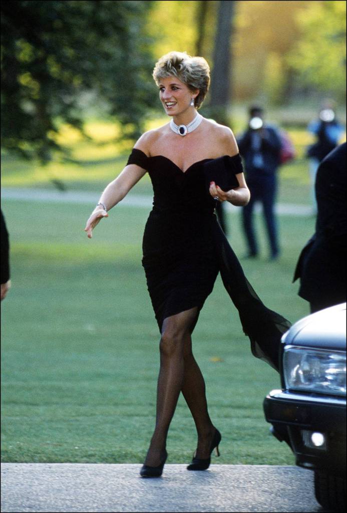 Prinses Diana stapt uit haar auto in haar beruchte zwarte ‘Revenge Dress’