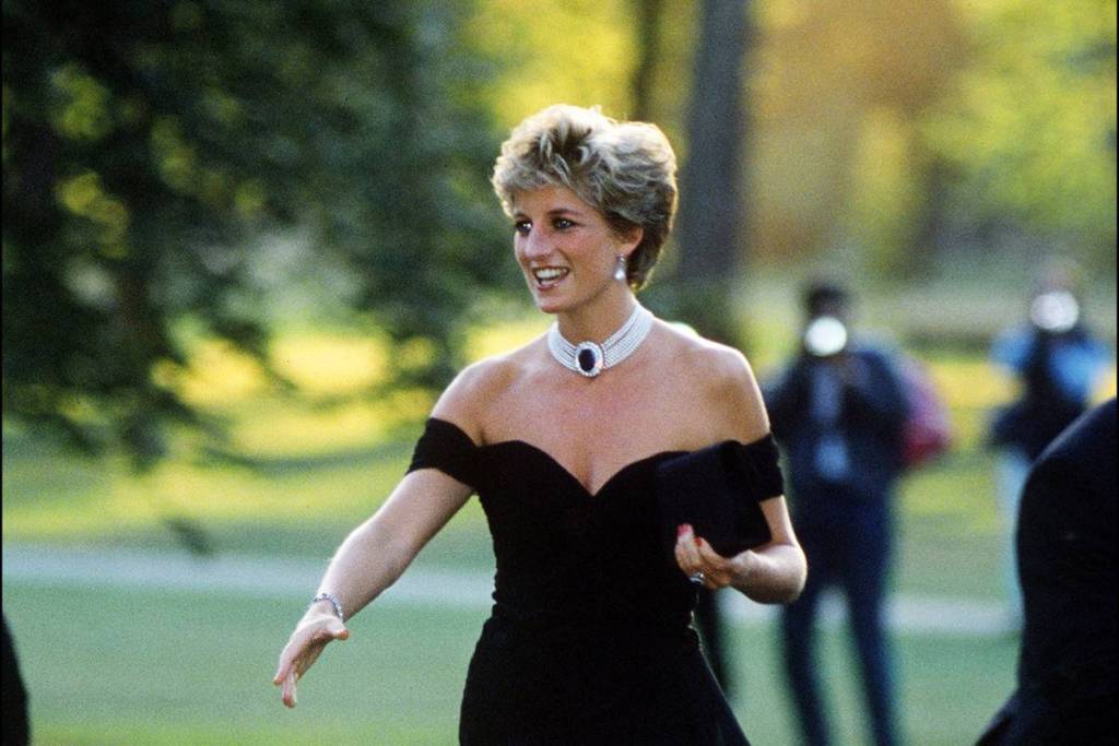 Prinses Diana stapt uit haar auto in haar beruchte zwarte ‘Revenge Dress’