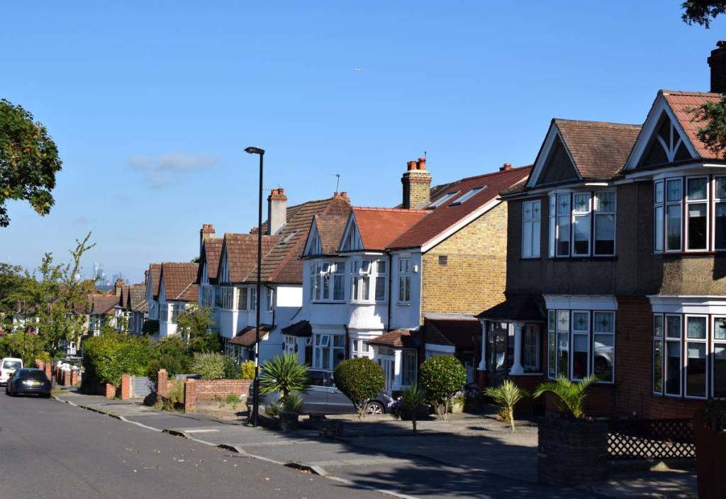 Eine Reihe von Häusern unter blauem Himmel in Bromley