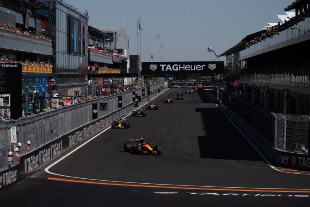 Rennwagen auf der MADRING-F1-Strecke