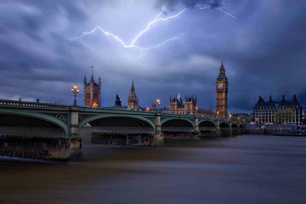 Blikseminslag boven de Big Ben en het parlementsgebouw