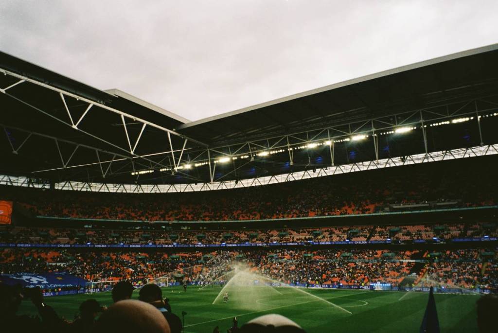 Een blik over het veld in het Stamford Bridge-stadion