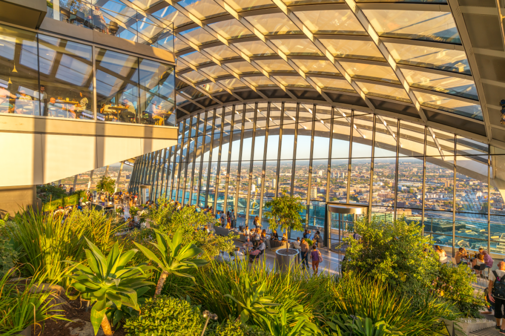 Een blik vanuit de Sky Garden in Londen, met uitzicht over de stad tijdens het gouden uur