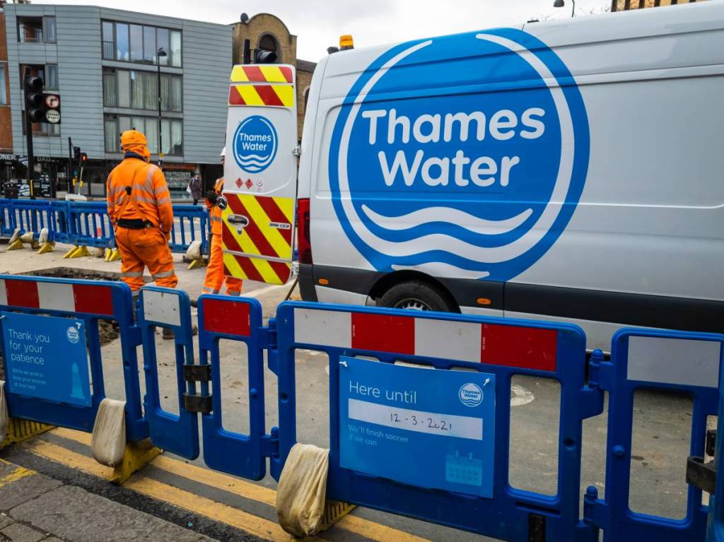 Migliaia di case senza acqua dopo la rottura di una conduttura principale a Londra e nel Surrey