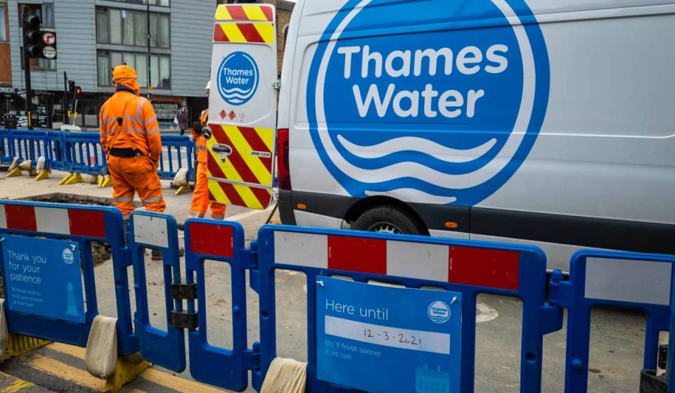 Migliaia di case senza acqua dopo la rottura di una conduttura principale a Londra e nel Surrey