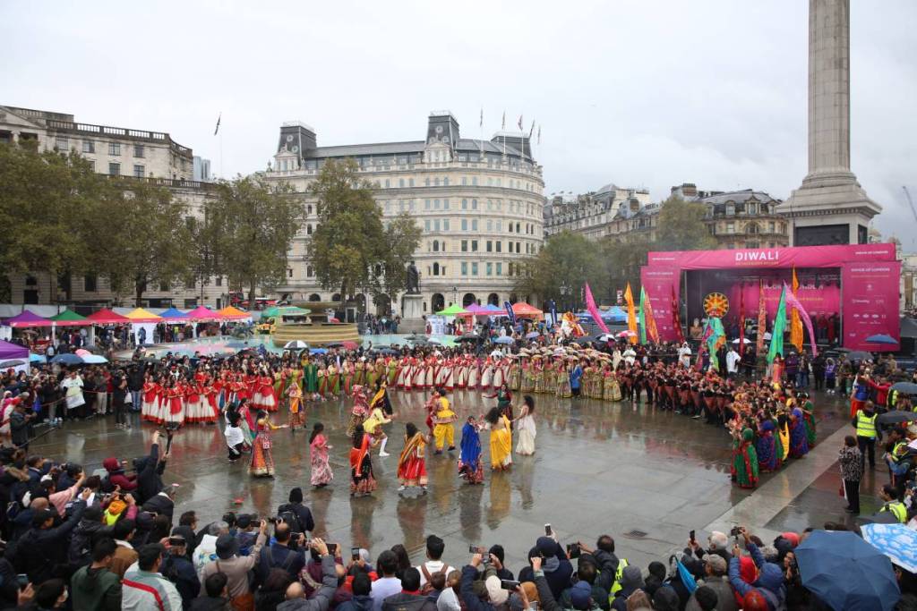 i festeggiamenti di Diwali on the Square, con una folla che assiste a uno spettacolo a Trafalgar Square