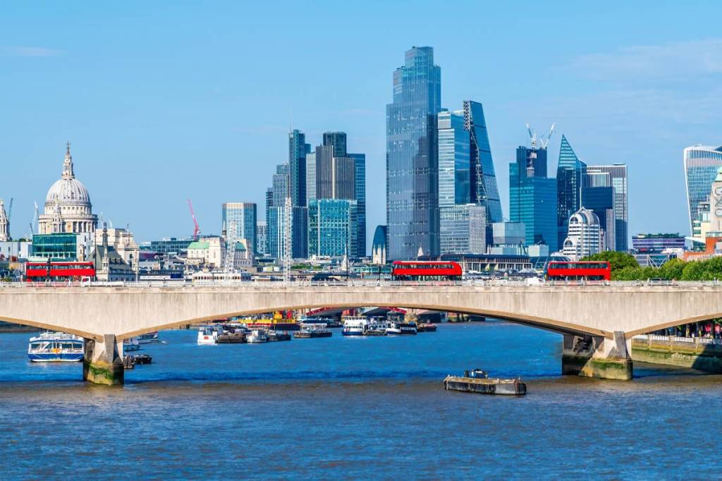 Die Londoner Skyline hinter der Waterloo Bridge