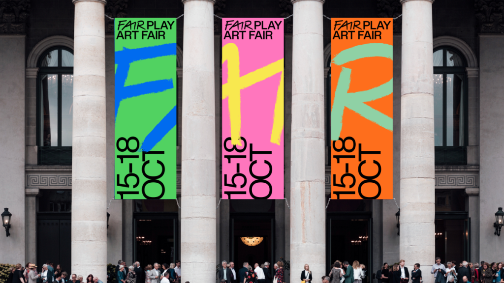 tre striscioni colorati per la Fair Play Art Fair appesi tra le colonne all’ingresso di un maestoso edificio