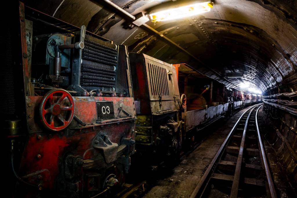 un vagone abbandonato in un inquietante tunnel sotterraneo della Mail Rail