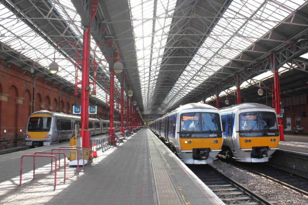 Züge der Chiltern Railway am Bahnsteig des Londoner Bahnhofs Marylebone
