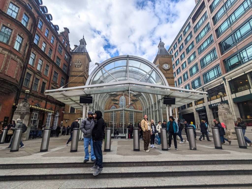 Einer der Eingänge zum Bahnhof Liverpool Street