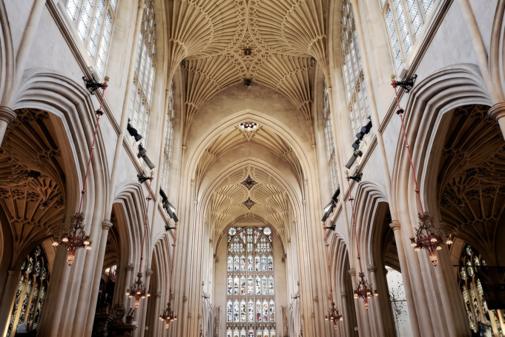 Die gewölbten Decken im Inneren der Bath Abbey
