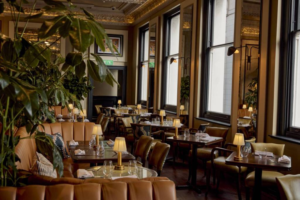 uma sala de jantar com um aspeto elegante num restaurante