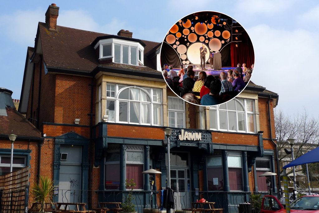 O exterior do Brixton Jamm, em Londres, e um comediante no palco do espetáculo de comédia com degustação de vinhos «An Idiot’s Guide to Wine»