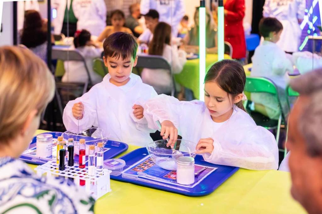 zwei Kinder, die ein Experiment in einem Wissenschaftslabor durchführen