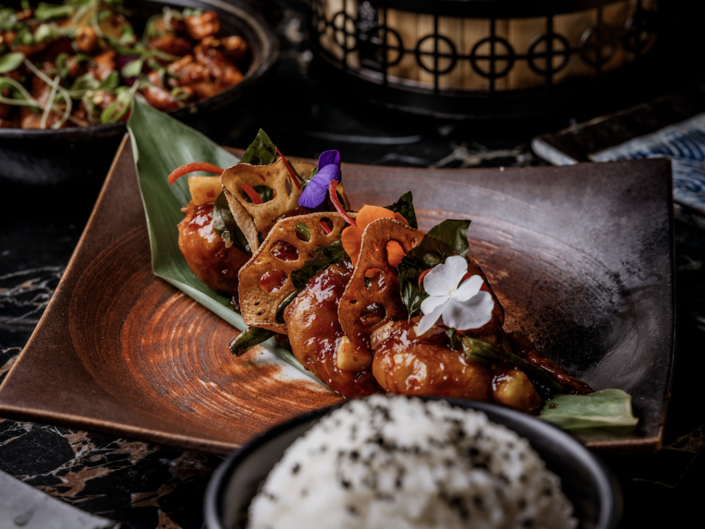 un primo piano di un antipasto del brunch a consumazione libera del Tattu London, servito con chips di loto